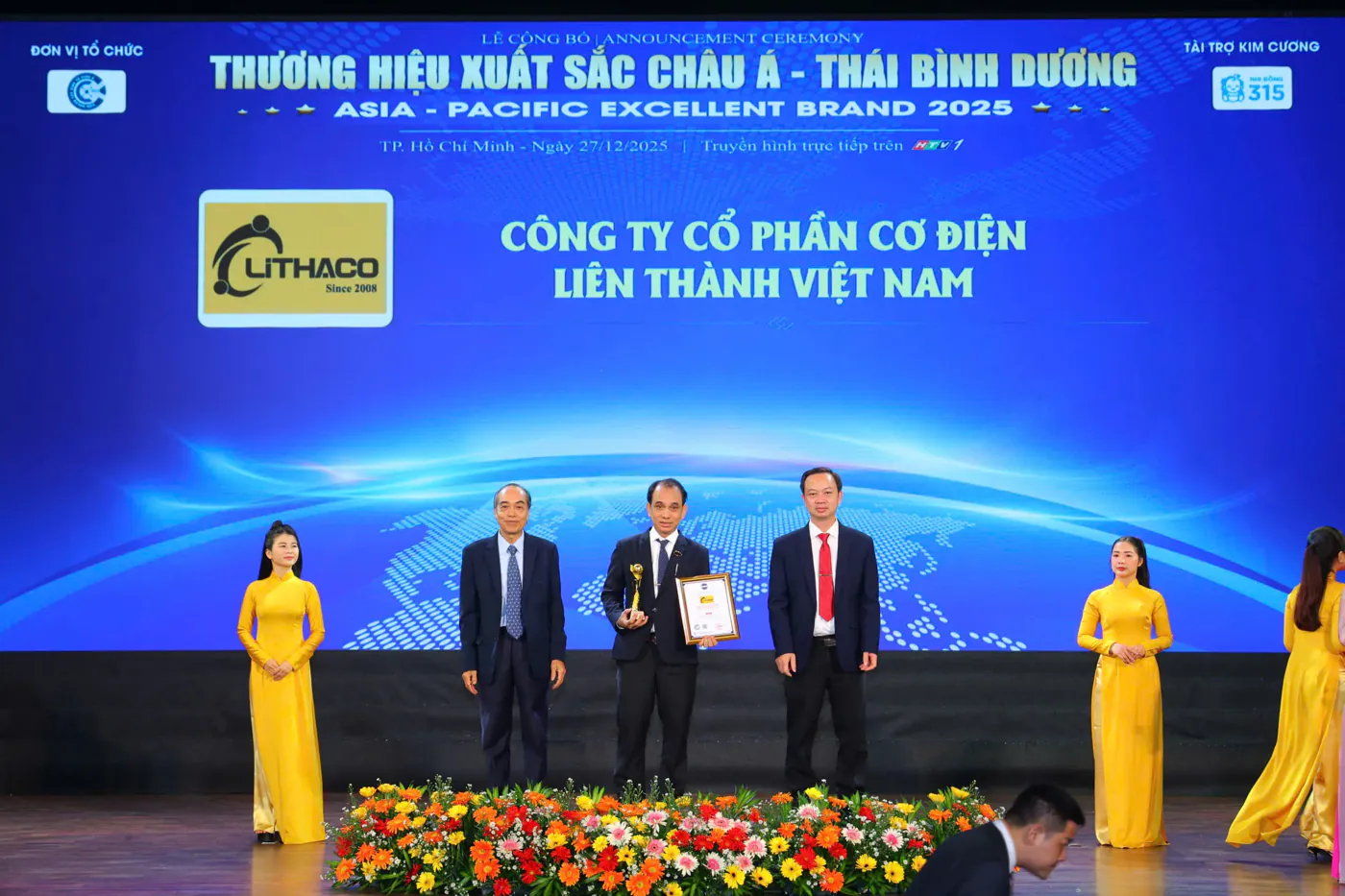 Đại diện LITHACO nhận cúp Top 10 Thương hiệu Xuất sắc Châu Á – Thái Bình Dương 2025 trên sân khấu lễ trao giải