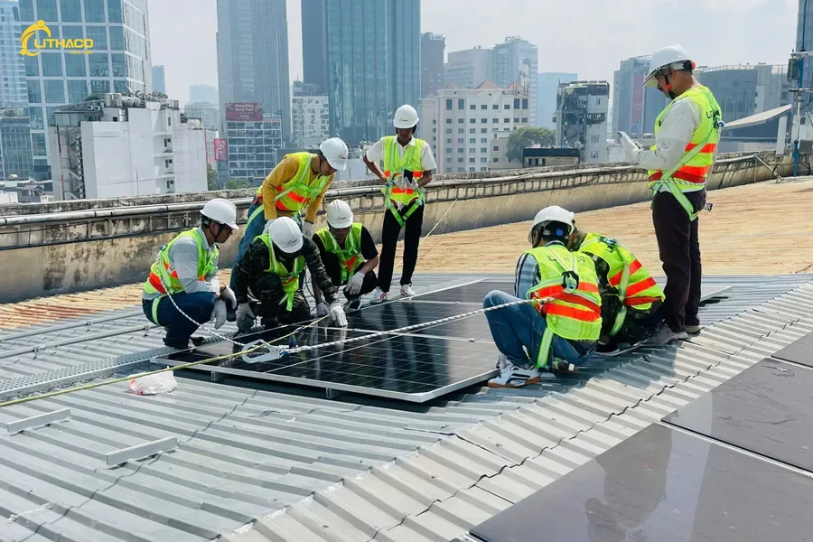 Đội LITHACO lắp tấm pin trên mái toà nhà giữa trung tâm thành phố