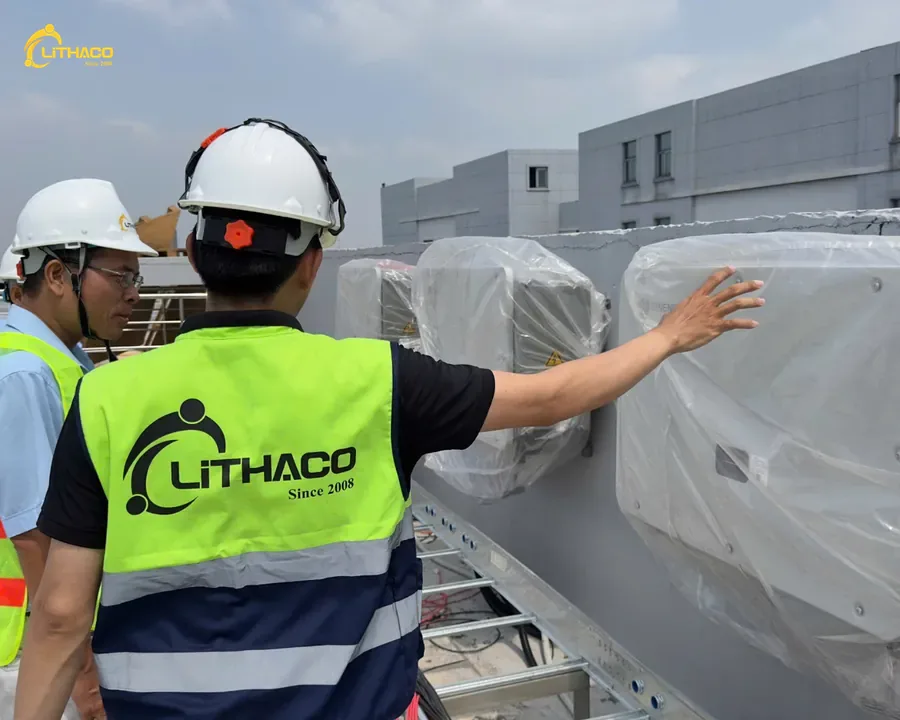 Kỹ sư LITHACO hướng dẫn khách hàng về biến tần trên mái