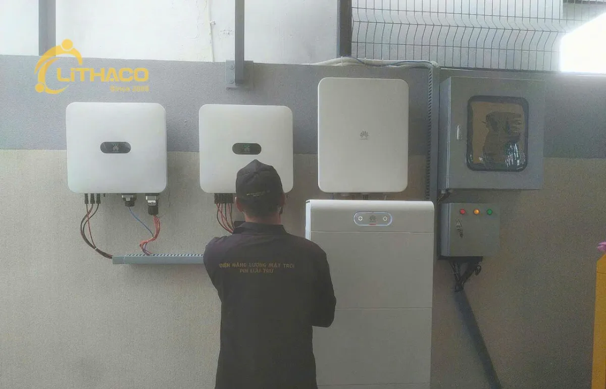 Kỹ thuật viên LITHACO lắp dãy biến tần hybrid và tủ pin tại Thủ Dầu Một, Bình Dương