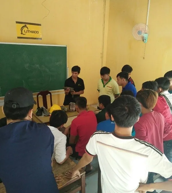 Sinh viên nghe kỹ sư LITHACO hướng dẫn trong phòng học xưởng