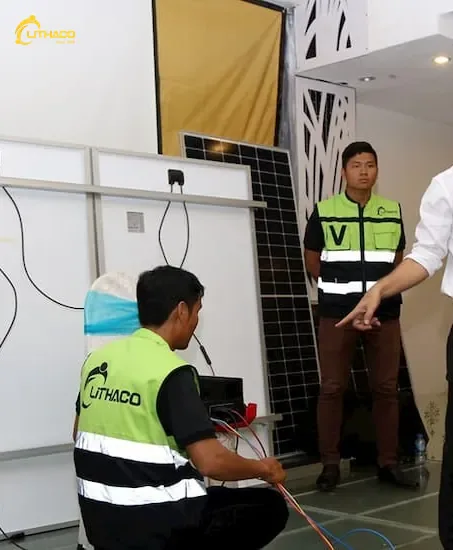 Kỹ sư LITHACO cầm micro hướng dẫn học viên đấu nối tấm pin và biến tần