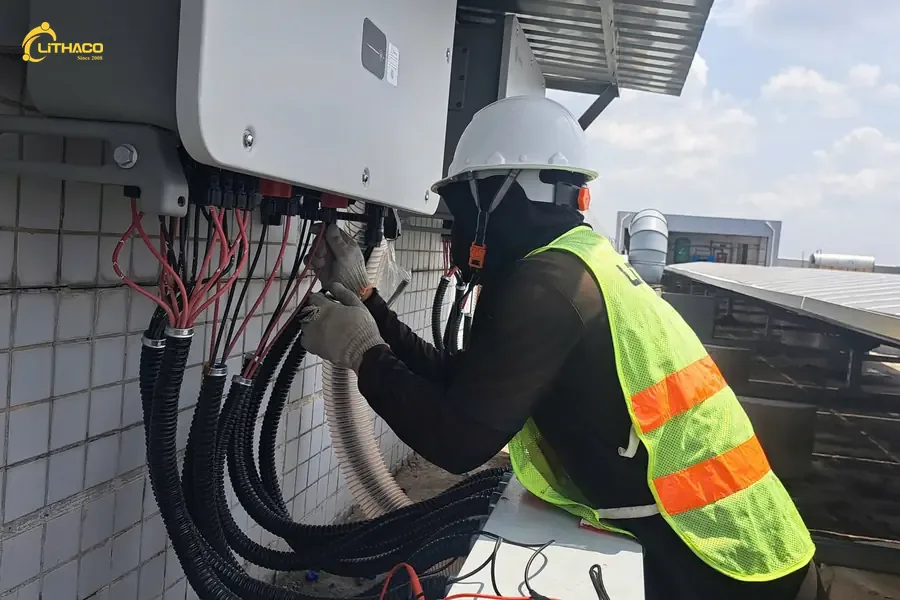 Kỹ thuật viên LITHACO đấu cáp vào biến tần hybrid gắn tường tại nhà máy