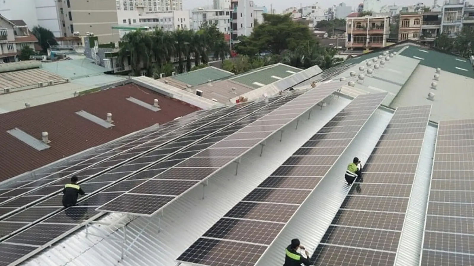 Dàn pin phủ mái trường Việt Mỹ Tân Bình nhìn từ trên cao