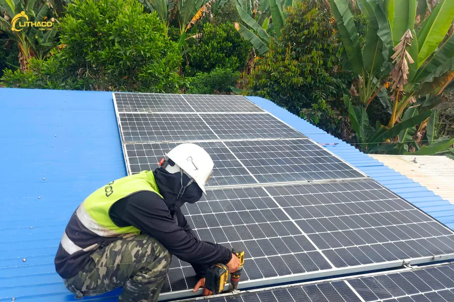 Kỹ thuật viên LITHACO siết khung tấm pin trên mái tôn xanh