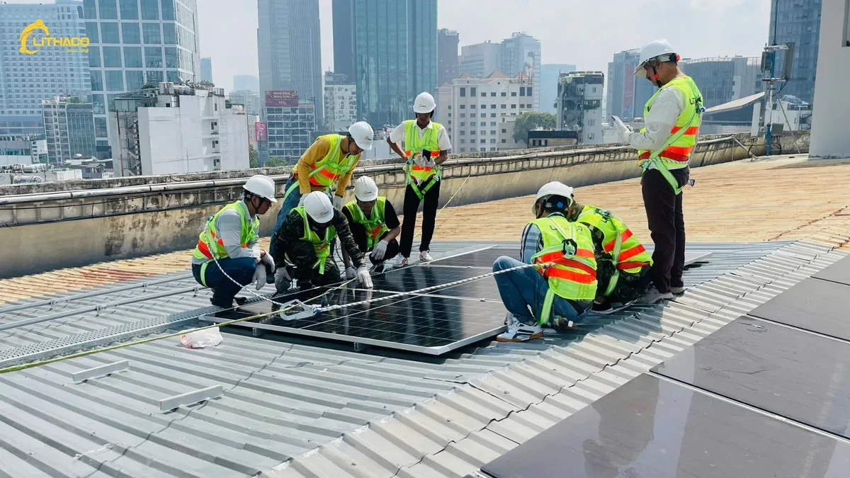 Đội LITHACO lắp tấm pin trên sân thượng một toà nhà giữa các cao ốc TP.HCM