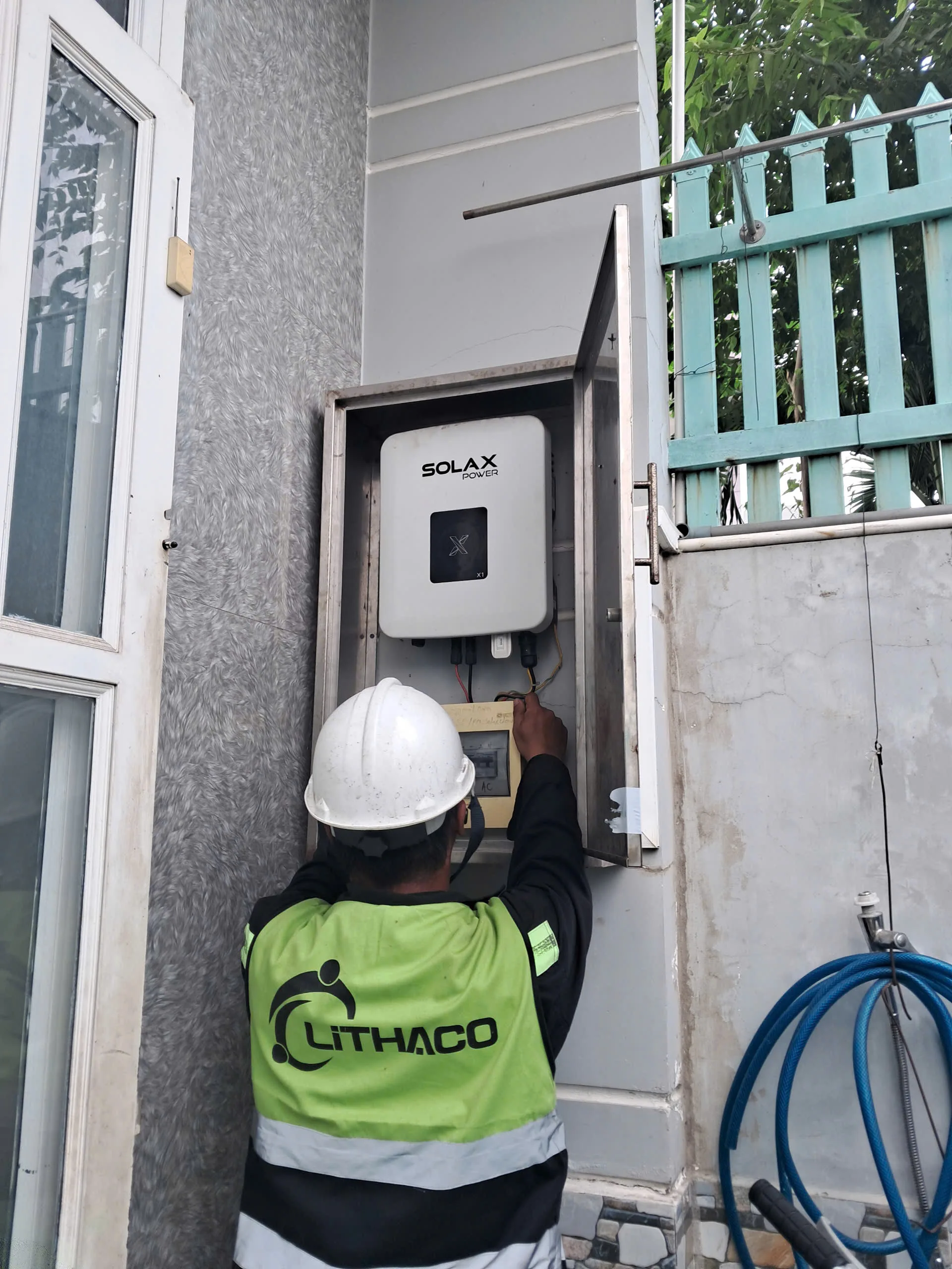 Lắp đặt hệ thống điện mặt trời - khách hàng tại Tân Bình